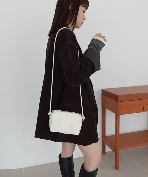 DISCOAT(ディスコート)の「【必需品がしっかり入る◎】メッシュ編みシュリンクショルダーバッグ(ショルダーバッグ・レディース・ブラック/キャメル/ボルドー/アイボリー/シルバー/ダークブラウン・FREE)」の2枚目の写真