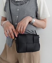 【必需品がしっかり入る◎】メッシュ編みシュリンクショルダーバッグ