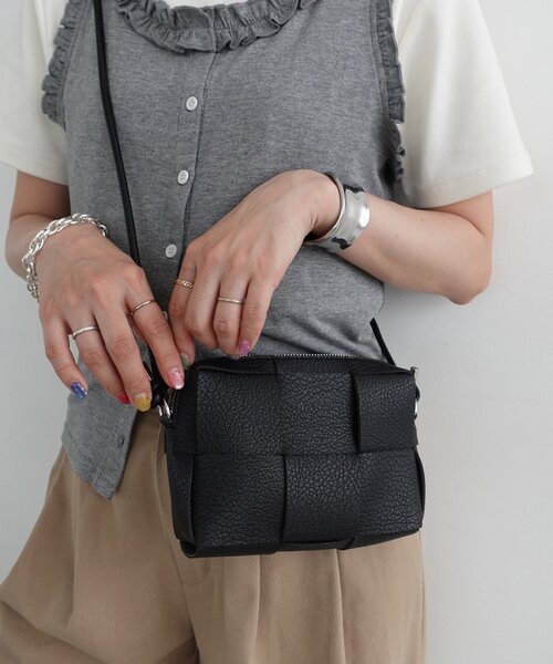 DISCOAT(ディスコート)の「【必需品がしっかり入る◎】メッシュ編みシュリンクショルダーバッグ(ショルダーバッグ・レディース・ブラック/キャメル/ボルドー/アイボリー/シルバー/ダークブラウン・FREE)」の1枚目の写真