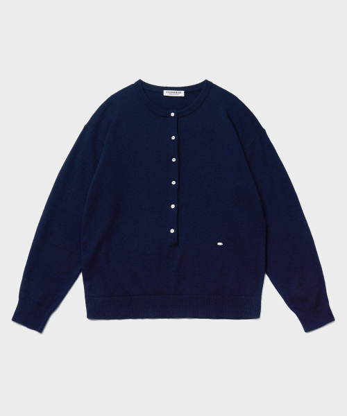 TTUDEMENT（トュードメント）の「ESSENTIAL CASH BLEND HENLEY NECK KNIT_NAVY（ニット/セーター・レディース・その他・FREE）」の2枚目の写真