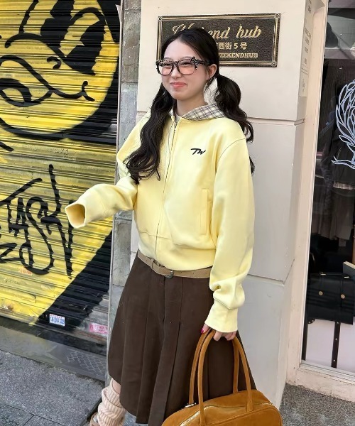 AsRiRe(アスリレイ)の「26aw チェック柄フード切替ワンポイント刺繍ショート丈ジップパーカー(パーカー・レディース・イエロー・M)」の4枚目の写真