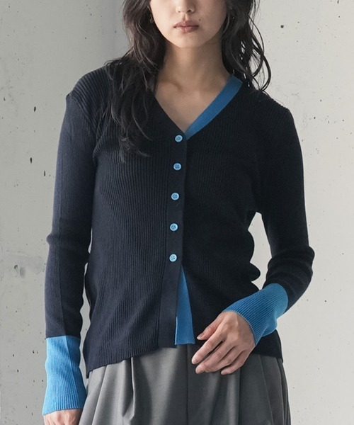 mili an deni(ミリアンデニ)の「Vネック配色ニットカーディガン(カーディガン/ボレロ・レディース・ブラック/ベージュ/ネイビー/ブラウン/グレー・M)」の5枚目の写真