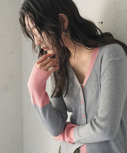mili an deni(ミリアンデニ)の「Vネック配色ニットカーディガン(カーディガン/ボレロ・レディース・ブラック/ベージュ/ネイビー/ブラウン/グレー・M)」の9枚目の写真