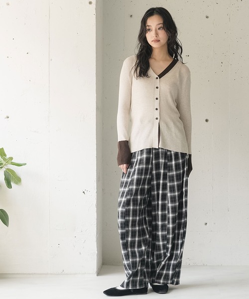 mili an deni(ミリアンデニ)の「Vネック配色ニットカーディガン(カーディガン/ボレロ・レディース・ブラック/ベージュ/ネイビー/ブラウン/グレー・M)」の20枚目の写真