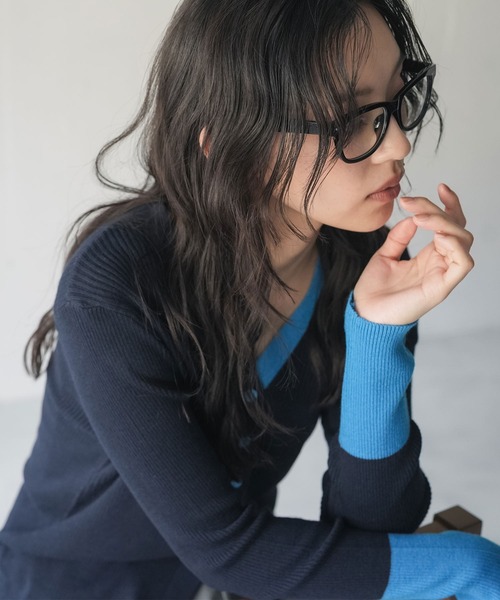 mili an deni(ミリアンデニ)の「Vネック配色ニットカーディガン(カーディガン/ボレロ・レディース・ブラック/ベージュ/ネイビー/ブラウン/グレー・M)」の21枚目の写真