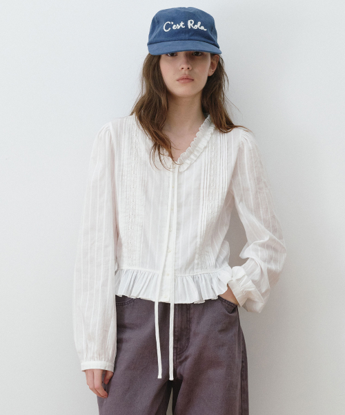 ROLAROLA（ロラロラ）の「FRILL NECK LACE PINTUCK COTTON BLOUSE WHITE（シャツ/ブラウス・レディース・ホワイト・FREE）」の2枚目の写真