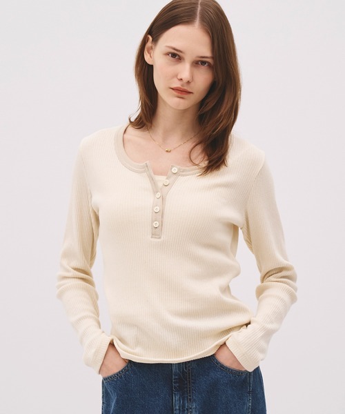 PUBLIC TOKYO(パブリックトウキョウ)の「【26年秋の新作】ロングスリーブヘンリートップ(Tシャツ/カットソー・レディース・アイボリー/ブラック・FREE)」の1枚目の写真
