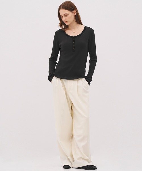 PUBLIC TOKYO(パブリックトウキョウ)の「【26年秋の新作】ロングスリーブヘンリートップ(Tシャツ/カットソー・レディース・アイボリー/ブラック・FREE)」の4枚目の写真