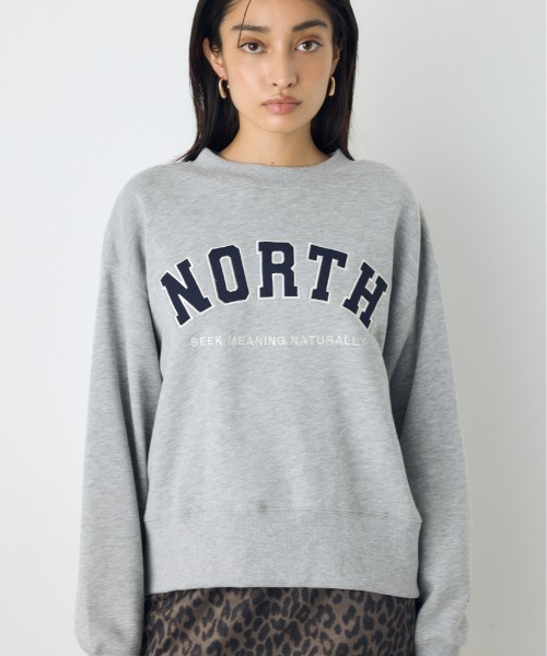 AZUL by moussy(アズールバイマウジー)の「カレッジワッペンロゴ裏毛トップス 秋服 冬服 春服 スウェット トレーナー アメカジ(スウェット・レディース・ネイビー/ボルドー/杢グレー・FREE)」の2枚目の写真