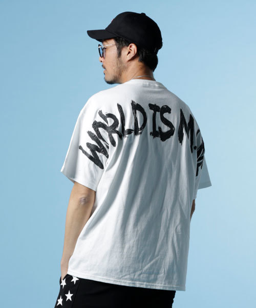 Luv maison（ラブメゾン）の「ショルダーBIGプリント･UネックTシャツ（Tシャツ/カットソー・メンズ・グレー/ホワイト×レッド/ブラック/ホワイト・L/M）」の2枚目の写真