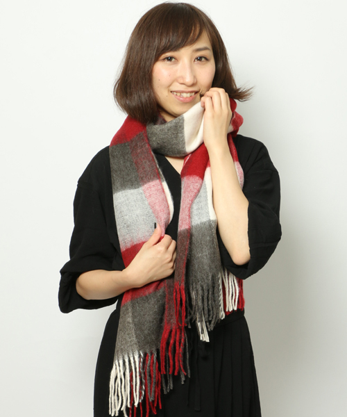 LBC(エルビーシー)の「ブロックチェックストール(ストール/ショール・レディース・レッド/ネイビー・FREE)」の4枚目の写真