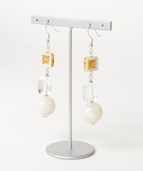 tone(トーン)の「【manatula】チェコガラスのボヘミアンピアス(ピアス(両耳用)・レディース・ピンク/イエロー/ブルー・FREE)」の3枚目の写真