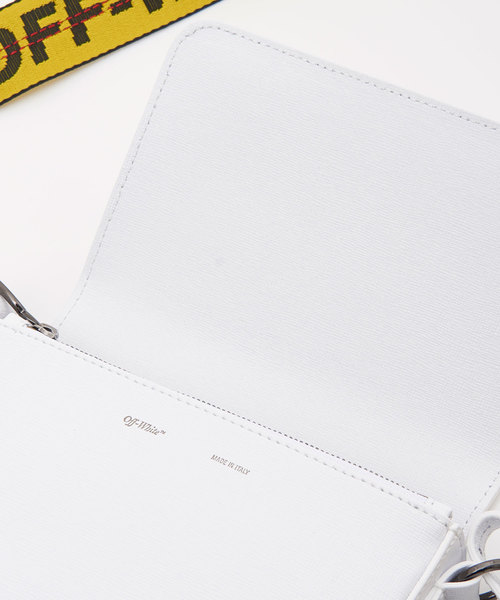 off white（オフホワイト）の「Off-White “PLAIN MINI” フラップバック（ショルダーバッグ・レディース・ホワイト・FREE）」の4枚目の写真