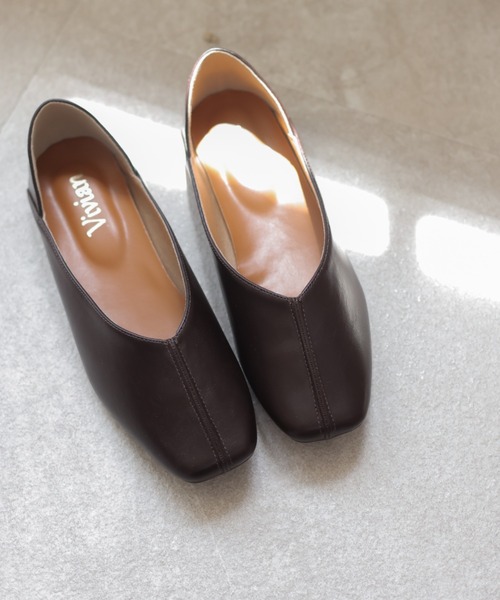 VIVIAN（ヴィヴィアン）の「スクエアトゥセンターステッチデザインVカットバブーシュ（パンプス・レディース・ホワイト/ブラック/ベージュ/シルバー/キャメル/パイソン/グレー系その他7/ダークブラウン/ウィート/ブラック×ライム・LL/S/M/L/XL）」の6枚目の写真