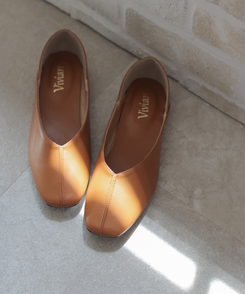 VIVIAN（ヴィヴィアン）の「スクエアトゥセンターステッチデザインVカットバブーシュ（パンプス・レディース・ホワイト/ブラック/ベージュ/シルバー/キャメル/パイソン/グレー系その他7/ダークブラウン/ウィート/ブラック×ライム・LL/S/M/L/XL）」の8枚目の写真