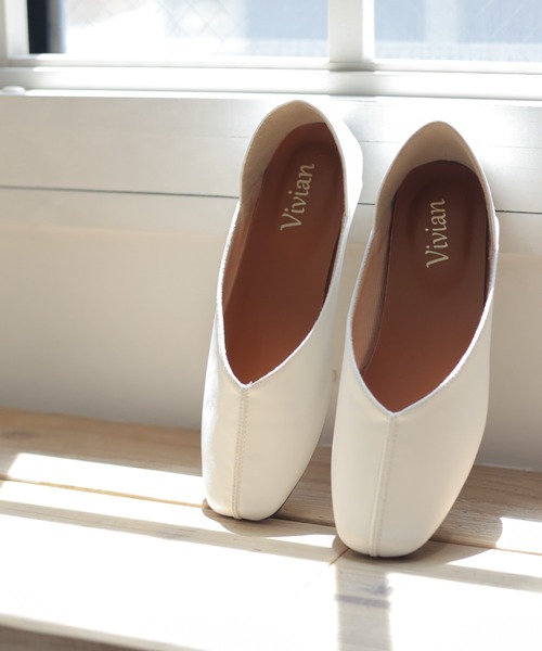 VIVIAN（ヴィヴィアン）の「スクエアトゥセンターステッチデザインVカットバブーシュ（パンプス・レディース・ホワイト/ブラック/ベージュ/シルバー/キャメル/パイソン/グレー系その他7/ダークブラウン/ウィート/ブラック×ライム・LL/S/M/L/XL）」の2枚目の写真