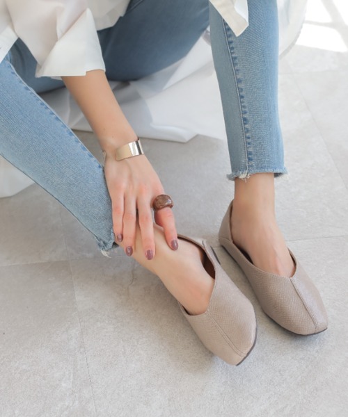 VIVIAN（ヴィヴィアン）の「スクエアトゥセンターステッチデザインVカットバブーシュ（パンプス・レディース・ホワイト/ブラック/ベージュ/シルバー/キャメル/パイソン/グレー系その他7/ダークブラウン/ウィート/ブラック×ライム・LL/S/M/L/XL）」の7枚目の写真