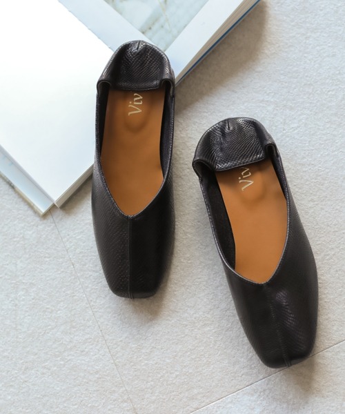 VIVIAN（ヴィヴィアン）の「スクエアトゥセンターステッチデザインVカットバブーシュ（パンプス・レディース・ホワイト/ブラック/ベージュ/シルバー/キャメル/パイソン/グレー系その他7/ダークブラウン/ウィート/ブラック×ライム・LL/S/M/L/XL）」の4枚目の写真