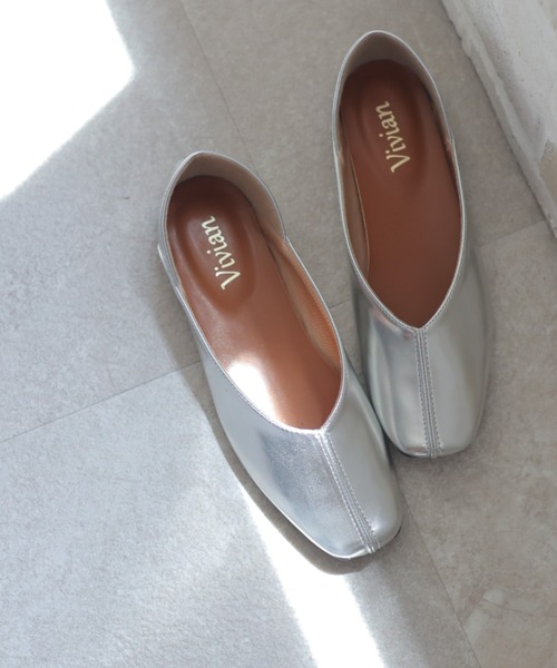 VIVIAN（ヴィヴィアン）の「スクエアトゥセンターステッチデザインVカットバブーシュ（パンプス・レディース・ホワイト/ブラック/ベージュ/シルバー/キャメル/パイソン/グレー系その他7/ダークブラウン/ウィート/ブラック×ライム・LL/S/M/L/XL）」の9枚目の写真