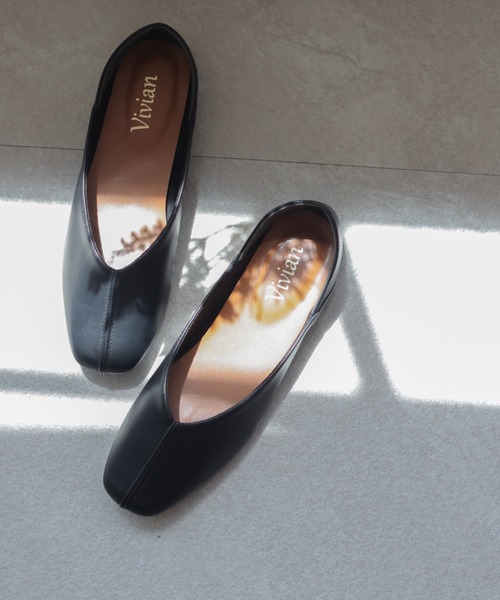 VIVIAN（ヴィヴィアン）の「スクエアトゥセンターステッチデザインVカットバブーシュ（パンプス・レディース・ホワイト/ブラック/ベージュ/シルバー/キャメル/パイソン/グレー系その他7/ダークブラウン/ウィート/ブラック×ライム・LL/S/M/L/XL）」の3枚目の写真