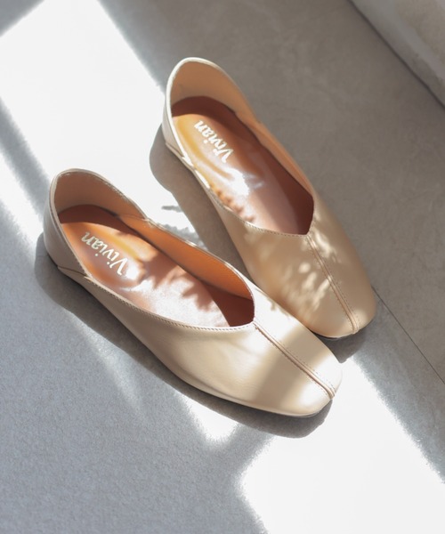 VIVIAN（ヴィヴィアン）の「スクエアトゥセンターステッチデザインVカットバブーシュ（パンプス・レディース・ホワイト/ブラック/ベージュ/シルバー/キャメル/パイソン/グレー系その他7/ダークブラウン/ウィート/ブラック×ライム・LL/S/M/L/XL）」の13枚目の写真