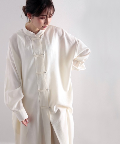 classicalelf(クラシカルエルフ)の「最旬、チャイナ風。ロング丈バンドカラーシャツ(シャツ/ブラウス・レディース・アイボリー/グレイッシュベージュ・MEDIUM/LARGE/X-LARGE)」の2枚目の写真