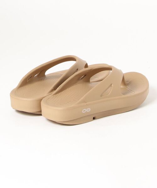 OOFOS（ウーフォス）の「【OOFOS】OOriginal トングサンダル WOMEN（サンダル・レディース・ブラック/ベージュ・24/23）」の3枚目の写真