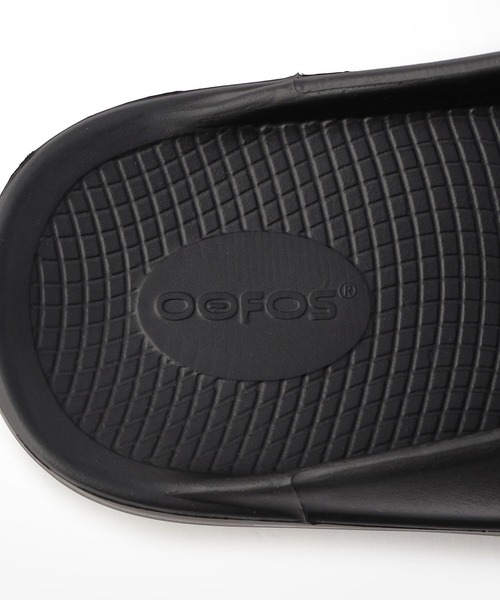 OOFOS（ウーフォス）の「【OOFOS】OOriginal トングサンダル WOMEN（サンダル・レディース・ブラック/ベージュ・24/23）」の12枚目の写真