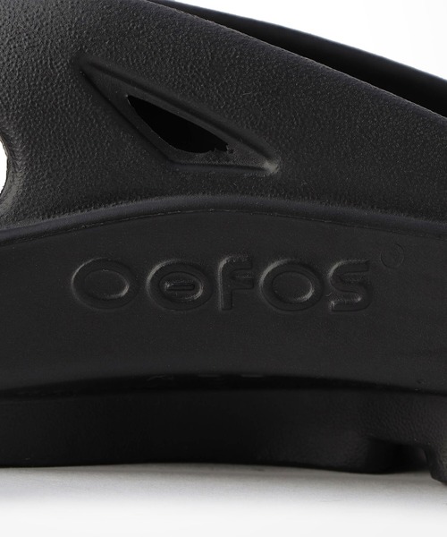 OOFOS（ウーフォス）の「【OOFOS】OOriginal トングサンダル WOMEN（サンダル・レディース・ブラック/ベージュ・24/23）」の13枚目の写真