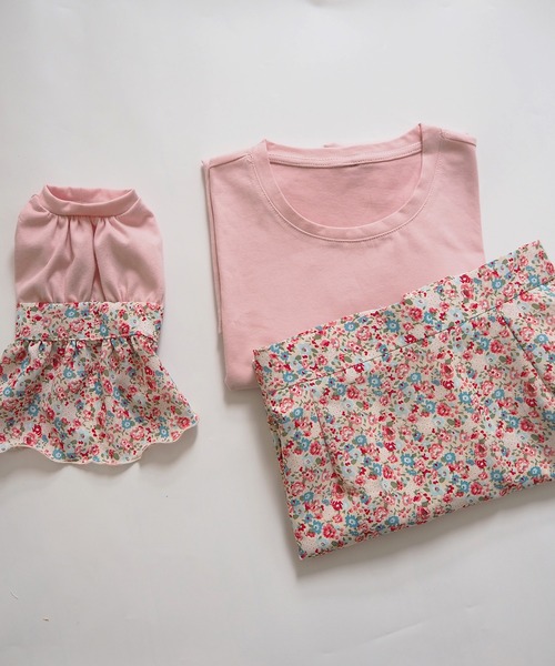 Toyome(トヨミー)の「【飼い主と犬服のペアルックセット】ビビットカラーTシャツ×花柄スカートワンピース(ペットウェア・レディース・ライトピンク/オレンジ/グリーン/ピンク/ブルー・L/M/SS/S/XXS)」の5枚目の写真