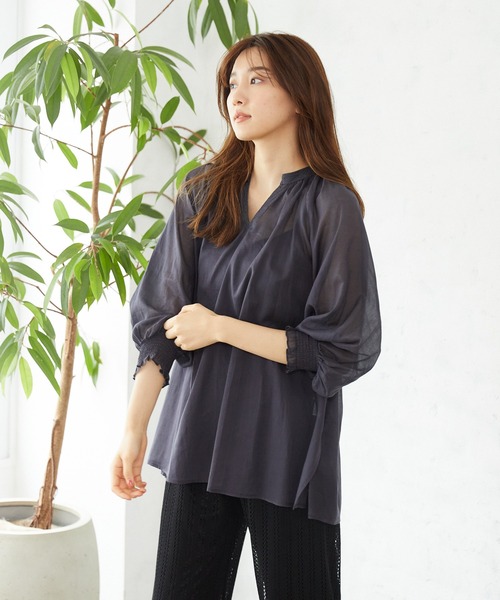 Rewde(ルゥデ)の「刺繍ボリュームスリーブブラウス(1R13-07146)(シャツ/ブラウス・レディース・チャコールグレー/ベージュ/モーブ系・M)」の2枚目の写真