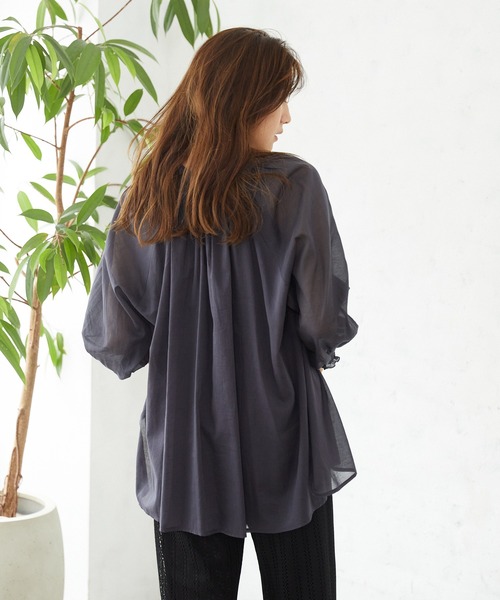 Rewde(ルゥデ)の「刺繍ボリュームスリーブブラウス(1R13-07146)(シャツ/ブラウス・レディース・チャコールグレー/ベージュ/モーブ系・M)」の14枚目の写真
