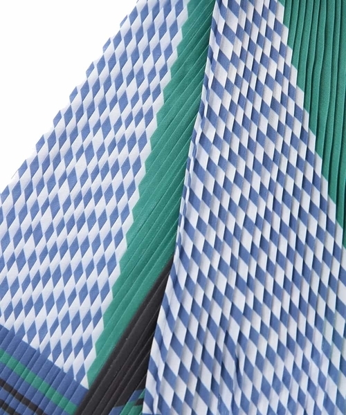 a.v.v（アーヴェヴェ）の「プリーツスカーフ（バンダナ/スカーフ・レディース・ネイビー/レッド・38）」の6枚目の写真