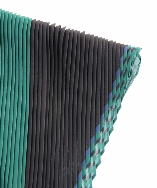 a.v.v（アーヴェヴェ）の「プリーツスカーフ（バンダナ/スカーフ・レディース・ネイビー/レッド・38）」の7枚目の写真