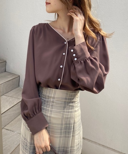 one after another NICE CLAUP(ワンアフターアナザーナイスクラップ)の「上品見え!プチプラ配色パイピンクブラウス【WEB限定色あり】(シャツ/ブラウス・レディース・ブラック/ブラウン/ピンク/アイボリー/ドット/ライトベージュ・FREE)」の3枚目の写真