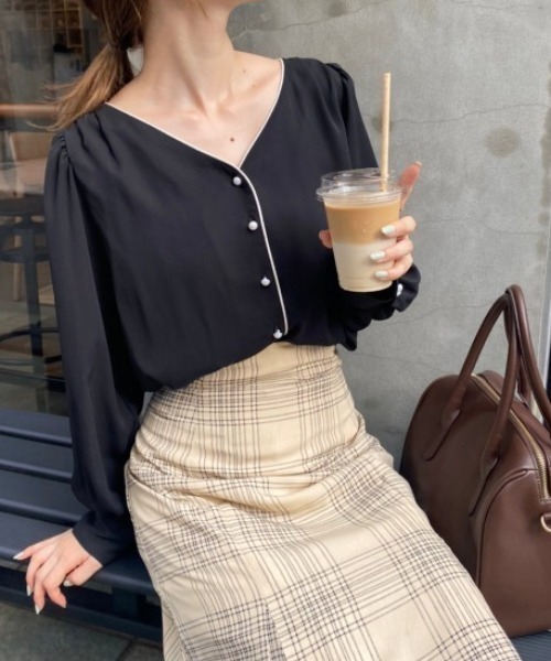 one after another NICE CLAUP(ワンアフターアナザーナイスクラップ)の「上品見え!プチプラ配色パイピンクブラウス【WEB限定色あり】(シャツ/ブラウス・レディース・ブラック/ブラウン/ピンク/アイボリー/ドット/ライトベージュ・FREE)」の1枚目の写真