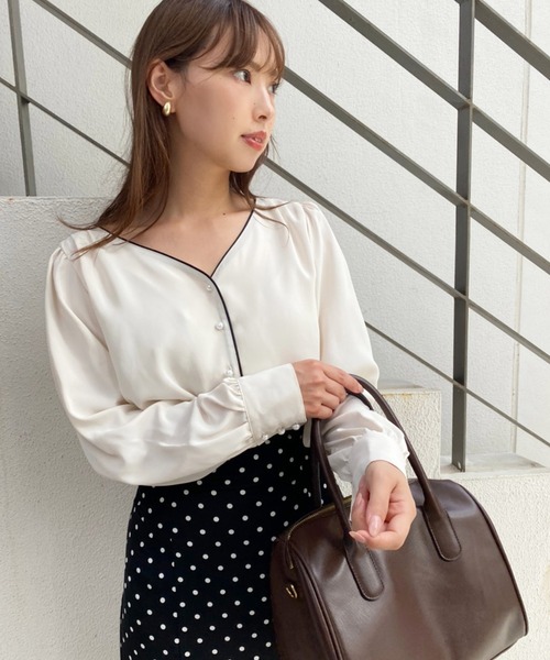 one after another NICE CLAUP(ワンアフターアナザーナイスクラップ)の「上品見え!プチプラ配色パイピンクブラウス【WEB限定色あり】(シャツ/ブラウス・レディース・ブラック/ブラウン/ピンク/アイボリー/ドット/ライトベージュ・FREE)」の11枚目の写真