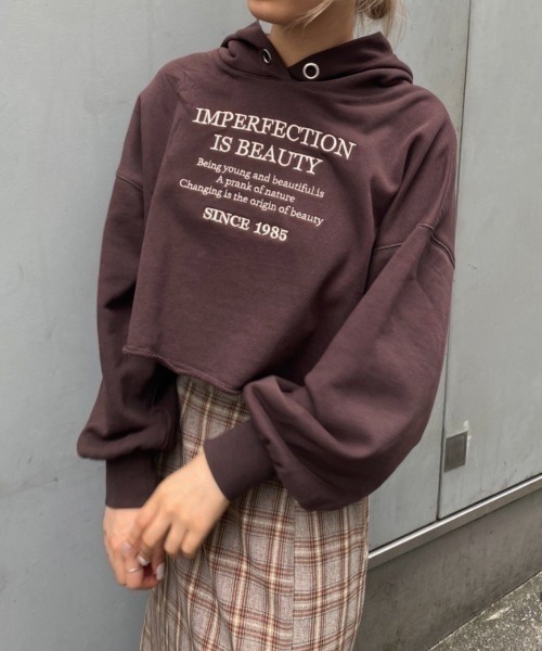 one after another NICE CLAUP（ワンアフターアナザーナイスクラップ）の「刺繍ロゴ裏毛ショートパーカー（Tシャツ/カットソー・レディース・オフホワイト/スミクロ/ブラウン/グリーン・FREE）」の3枚目の写真