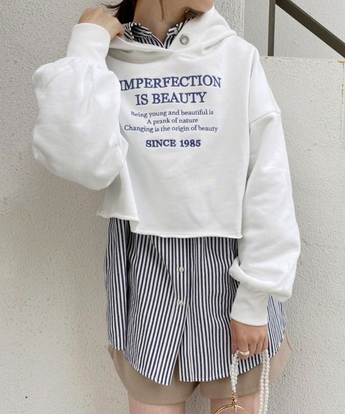 one after another NICE CLAUP（ワンアフターアナザーナイスクラップ）の「刺繍ロゴ裏毛ショートパーカー（Tシャツ/カットソー・レディース・オフホワイト/スミクロ/ブラウン/グリーン・FREE）」の2枚目の写真