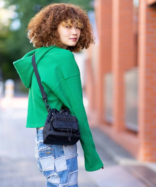 X-girl（エックスガール）の「OVAL LOGO BUCKET SHOULDER BAG（ショルダーバッグ・レディース・ブラック・ONE SIZE）」の2枚目の写真