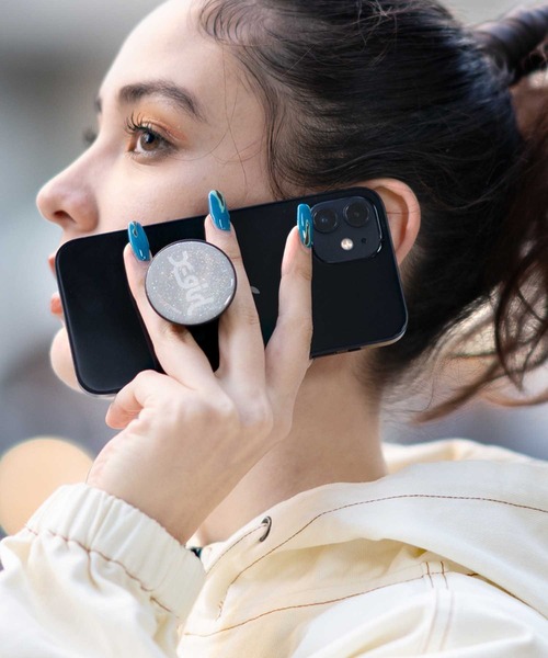 X-girl（エックスガール）の「MILLS LOGO SMARTPHONE GRIP STAND