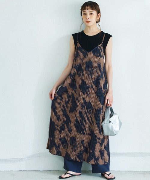 coca（coca）（コカ）の「プリーツ柄キャミワンピース（ワンピース・レディース・ブラウン/アイボリー・ONE SIZE）」の2枚目の写真