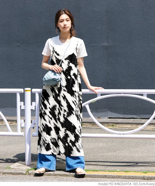 coca（coca）（コカ）の「プリーツ柄キャミワンピース（ワンピース・レディース・ブラウン/アイボリー・ONE SIZE）」の3枚目の写真