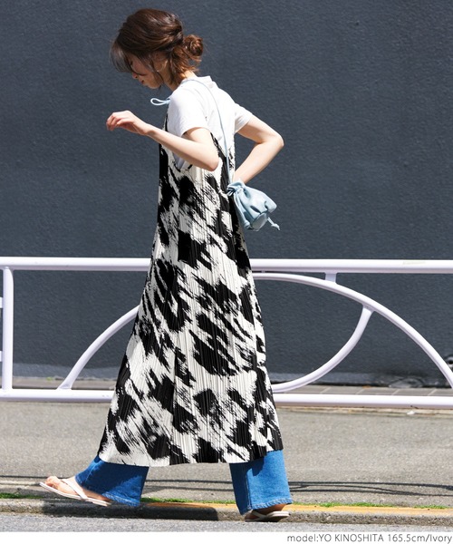 coca（coca）（コカ）の「プリーツ柄キャミワンピース（ワンピース・レディース・ブラウン/アイボリー・ONE SIZE）」の6枚目の写真