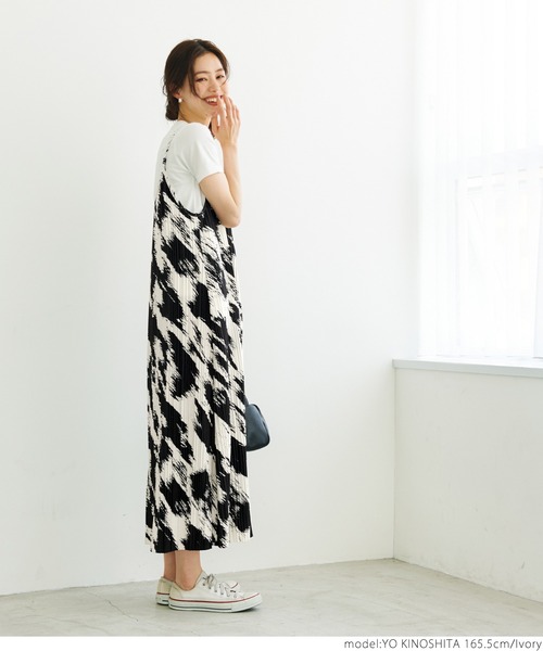 coca（coca）（コカ）の「プリーツ柄キャミワンピース（ワンピース・レディース・ブラウン/アイボリー・ONE SIZE）」の8枚目の写真