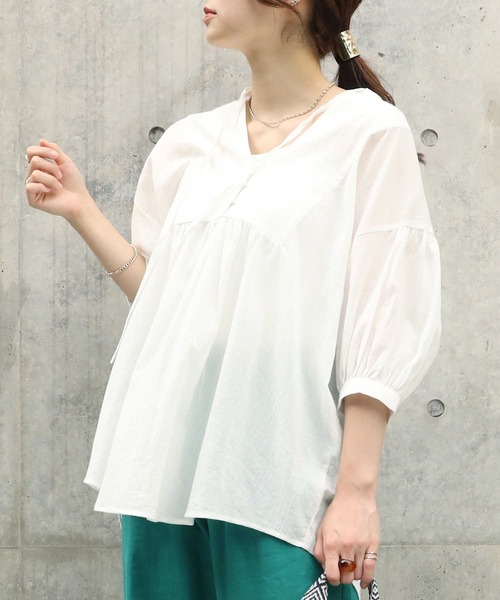 HONEYSUCKLE ROSE(ハニーサックルローズ)の「【HONEYSUCKLE ROSE】クルミボタンチュニック(チュニック・レディース・オフホワイト/ブルー/ブラック・L/M)」の2枚目の写真