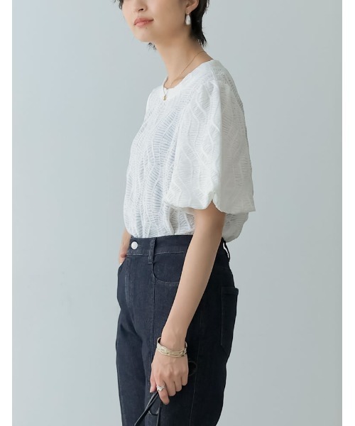 Re:EDIT（リエディ）の「[辻元舞さん着用]リーフ柄ボリュームスリーブシアージャガードブラウス（Tシャツ/カットソー・レディース・ホワイト/ブラック・LARGE/MEDIUM）」の9枚目の写真