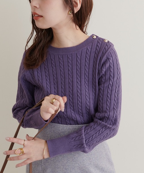 natural couture（ナチュラルクチュール）の「細ケーブル肩釦デザインニット（ニット/セーター・レディース・アイボリー/ベージュ/オレンジ/パープル/ブラック・FREE）」の4枚目の写真
