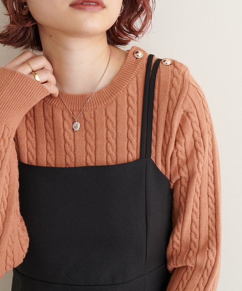natural couture（ナチュラルクチュール）の「細ケーブル肩釦デザインニット（ニット/セーター・レディース・アイボリー/ベージュ/オレンジ/パープル/ブラック・FREE）」の5枚目の写真