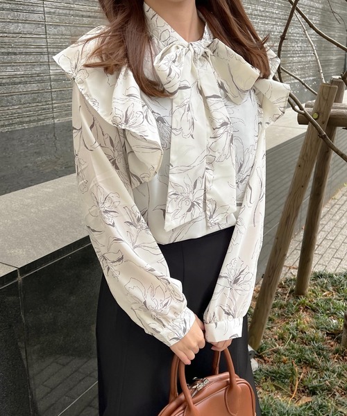 Lamoa（ラモア）の「Lamoa/花柄 フリル ボウタイリボン ブラウス（シャツ/ブラウス・レディース・ホワイト/ブラック・MEDIUM）」の2枚目の写真